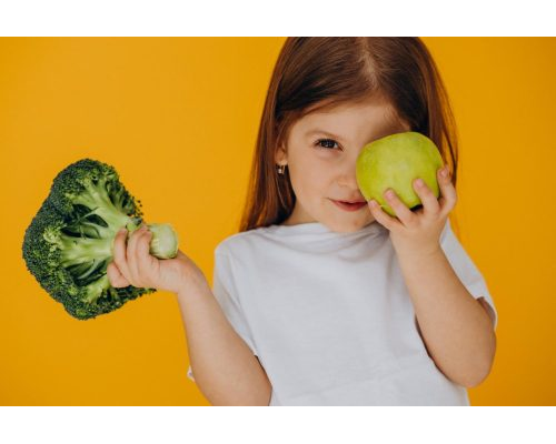 Bambina con Frutta e Verdura